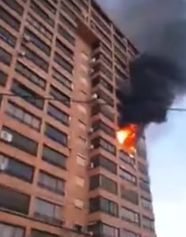 <span style='color:#780948'>ARCHIVED</span> - One injured and dog dies in spectacular blaze at 19-storey block of flats in Benidorm
