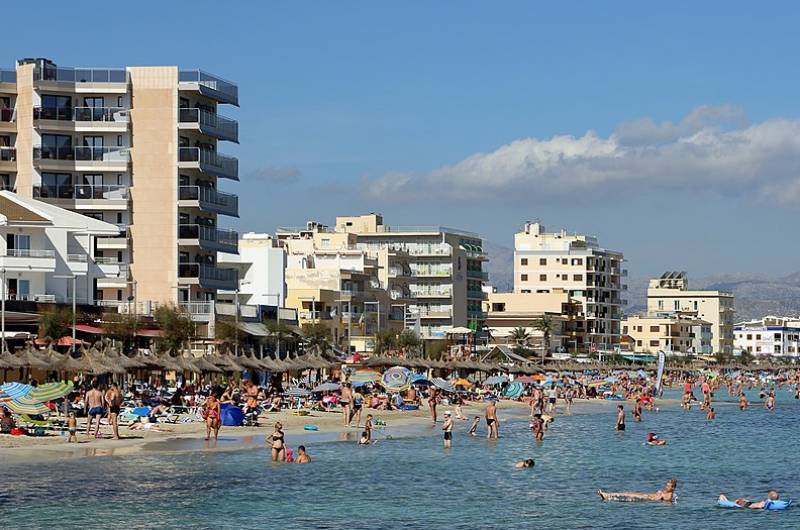<span style='color:#780948'>ARCHIVED</span> - British tourist, 20, found dead on Mallorca beach