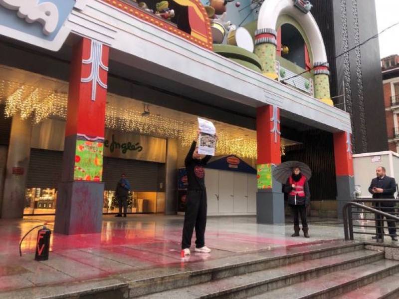 <span style='color:#780948'>ARCHIVED</span> - Eco-activists in Spain protest at iconic Madrid Christmas location