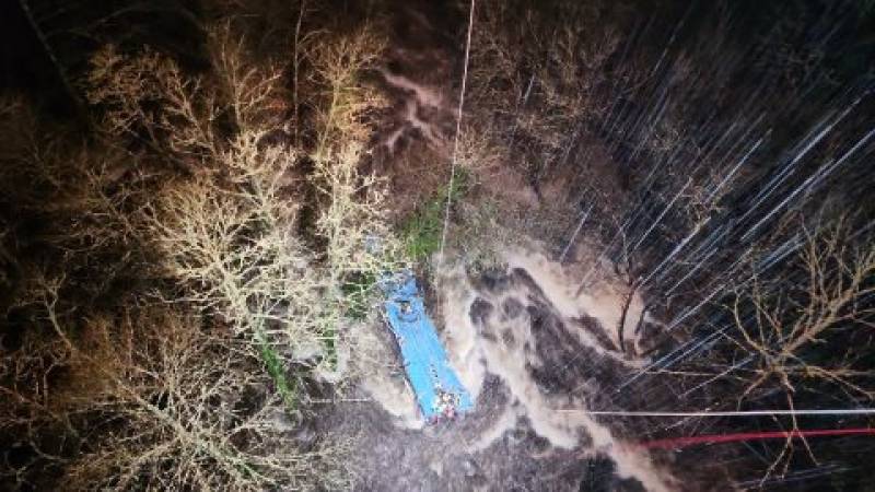 <span style='color:#780948'>ARCHIVED</span> - Christmas tragedy as bus falls off bridge in Spain, killing seven