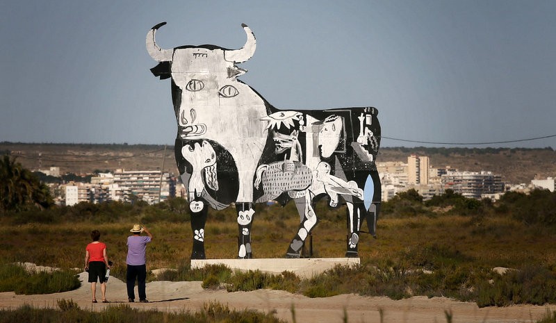 <span style='color:#780948'>ARCHIVED</span> - Caravaca graffiti artist decorates Santa Pola Osborne bull “à la Picasso”