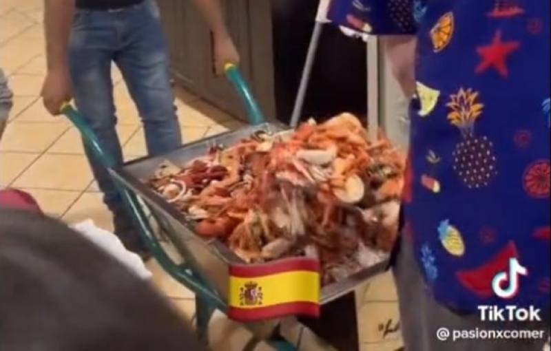 <span style='color:#780948'>ARCHIVED</span> - Wheelbarrows of seafood for 50 euros: bargain Lorca restaurant goes viral