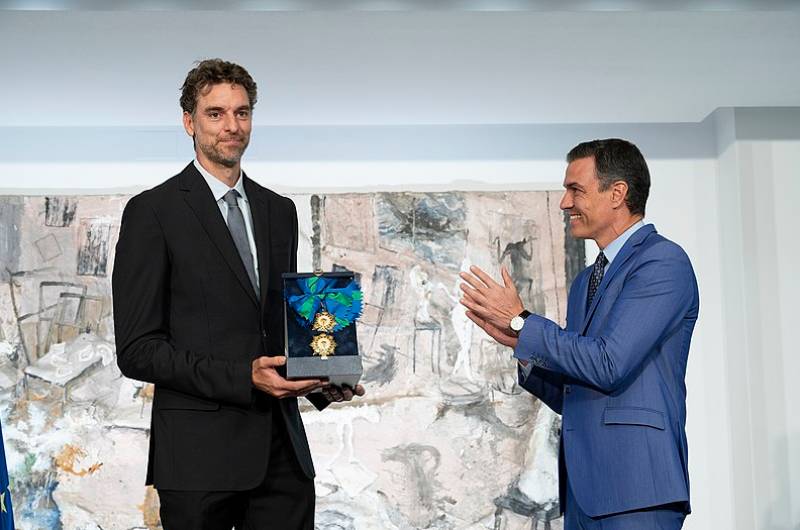 <span style='color:#780948'>ARCHIVED</span> - Spanish NBA basketballer Pau Gasol honoured by LA Lakers