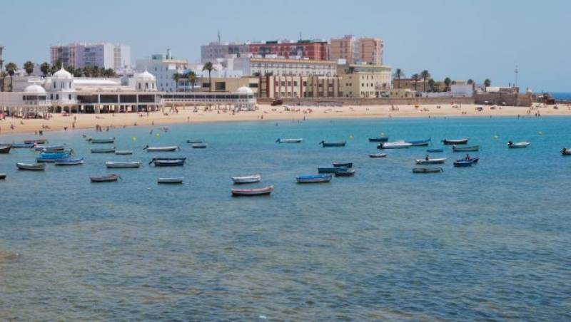 Cadiz beaches spring and summer 2023: when is high season and what services are available?