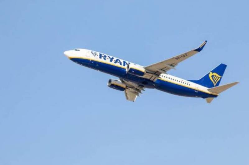 <span style='color:#780948'>ARCHIVED</span> - Drunk woman tried to kiss Ryanair flight attendant before attacking police on flight from Spain