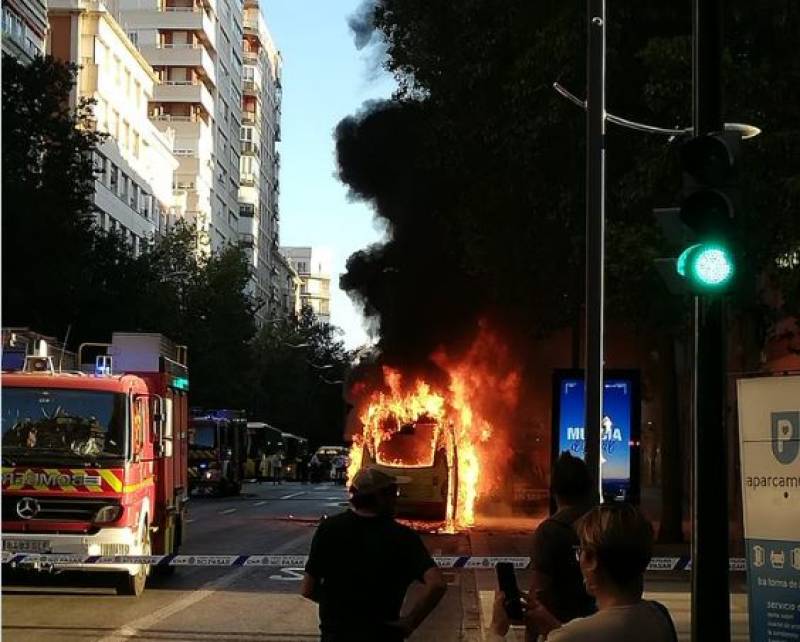 <span style='color:#780948'>ARCHIVED</span> - WATCH: bus full of passengers bursts into flames on Gran Via de Murcia