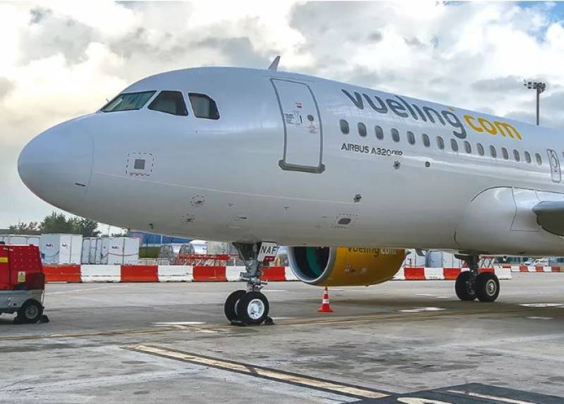 <span style='color:#780948'>ARCHIVED</span> - Vueling faces fine for urging flight attendants to wear makeup and heels