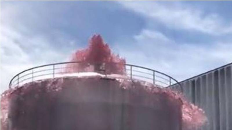<span style='color:#780948'>ARCHIVED</span> - WATCH: Massive Jumilla wine vat explodes