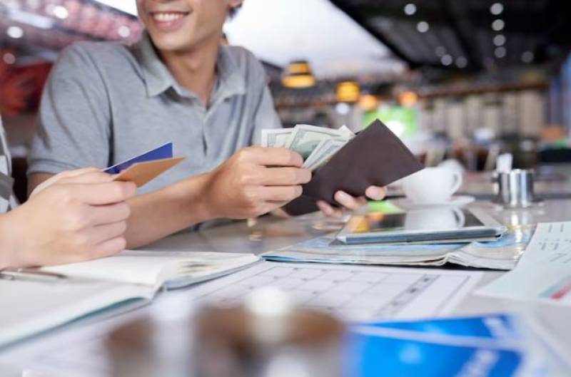 <span style='color:#780948'>ARCHIVED</span> - American-style tipping reaches restaurants in Spain as bars start charging 10 per cent extra