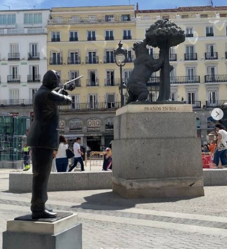 <span style='color:#780948'>ARCHIVED</span> - Statue mocking disgraced ex-king of Spain appears in Madrid square