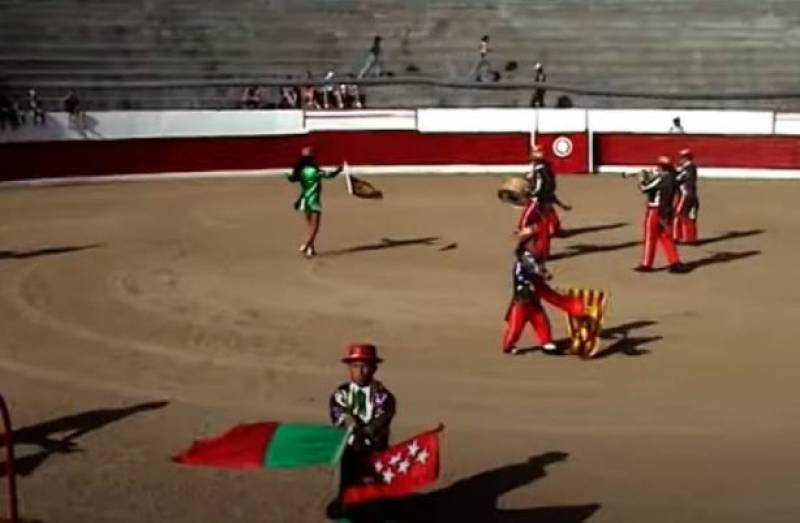 <span style='color:#780948'>ARCHIVED</span> - Dwarf bullfighting banned in Spain