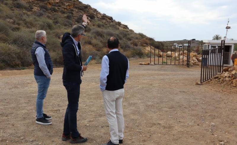 Mazarron Town Hall begins work to restore access track at the beach of Percheles