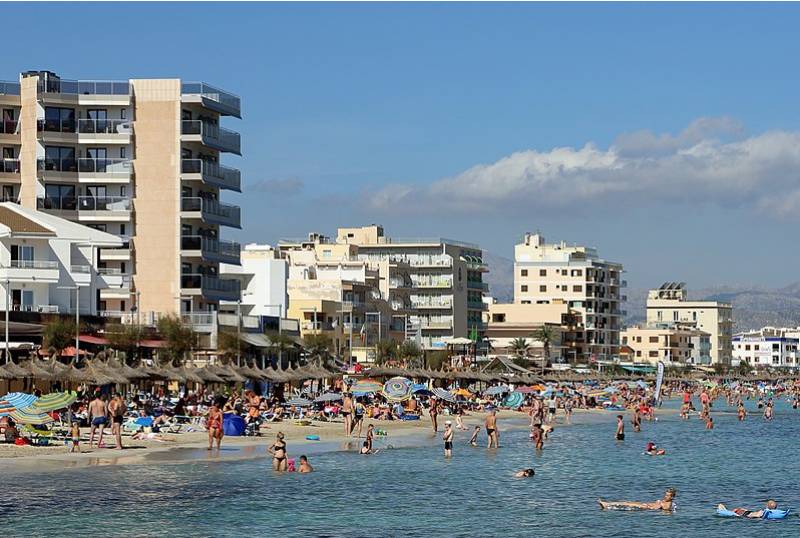 British tourist seriously injured falling from Mallorca balcony