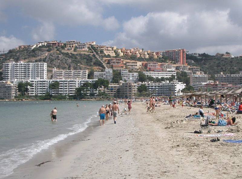 UK holidaymaker, 57, rescued from drowning on Spanish beach