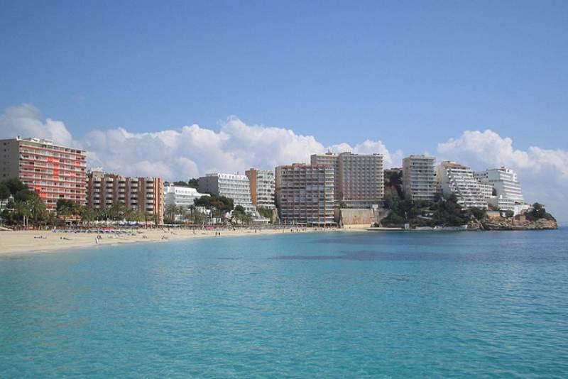 British teens arrested for trashing Spanish hotel room