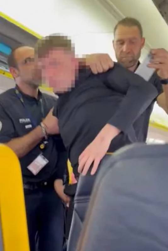 WATCH: Inebriated Brit hauled off Ryanair flight to Ibiza