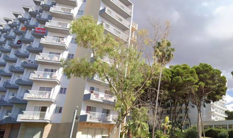 German tourist in a serious condition after falling from the sixth floor of Spanish hotel