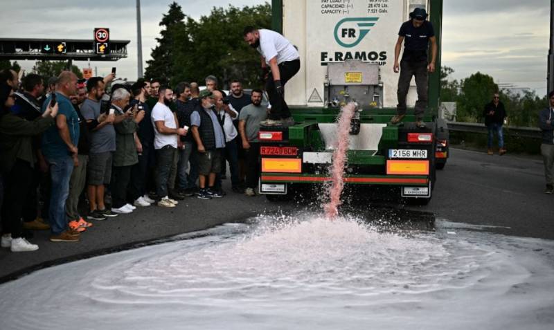 VIDEO: Gallons of Spanish wine destroyed in French import protest
