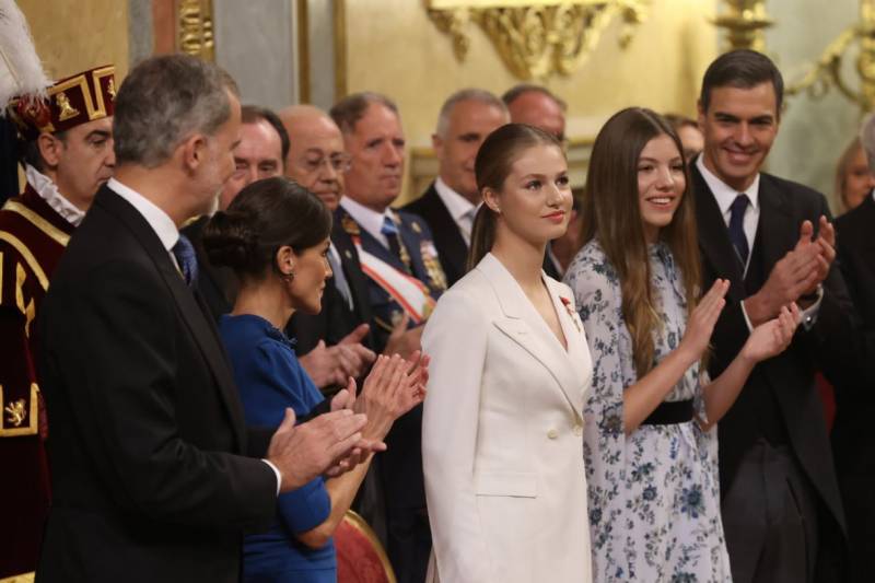 Spanish heir to the throne, Princess Leonor, pledges allegiance to constitution