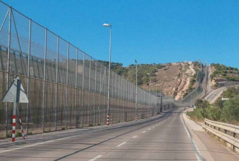100 Moroccans try to scale the border fence into Spain