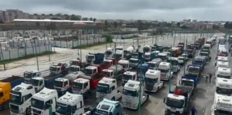Prepare for massive traffic jams across Spain as truck drivers join tractor protests
