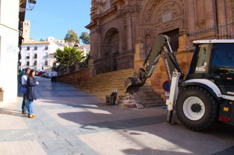 Demolition work begins on the stairs of San Patricio Collegiate Church in Lorca