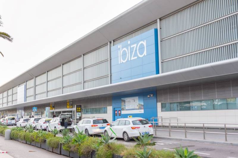 Ryanair bomb scare closes Ibiza airport
