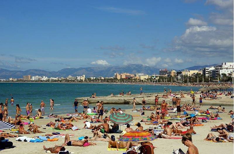 Brit tourist beats up Mallorca waitress after mistaking her for 'hugger mugger'