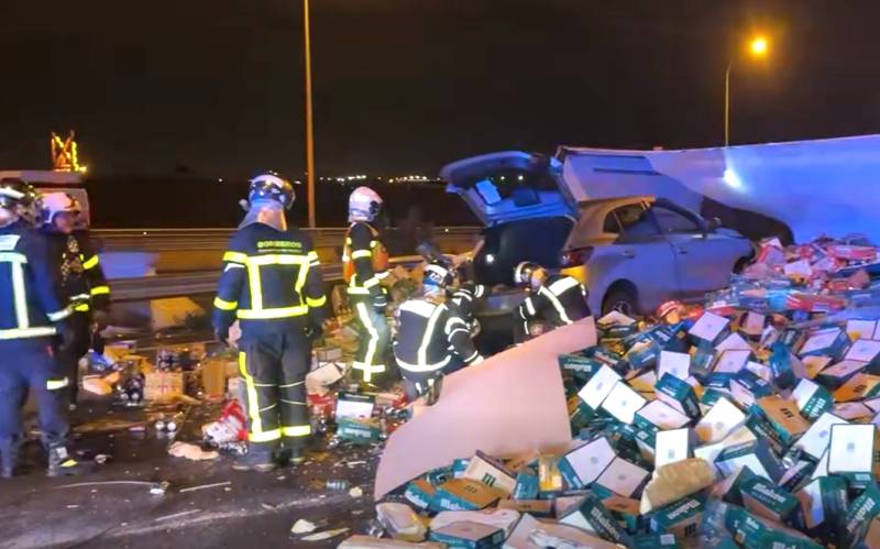 Beer flows across M-50 in Madrid after truck overturns