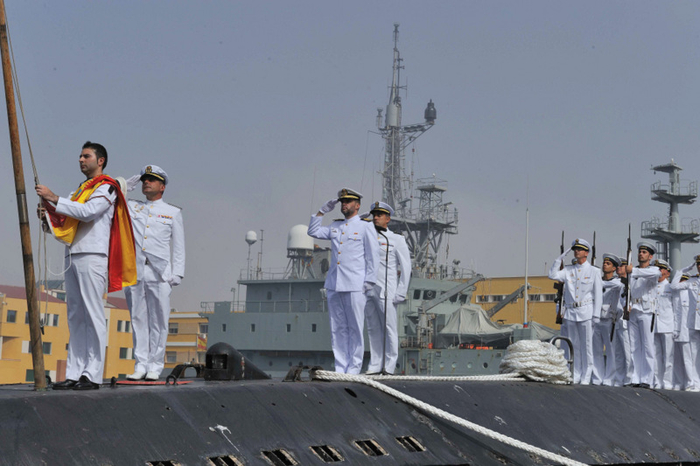 <span style='color:#780948'>ARCHIVED</span> - The last crew say farewell to the Siroco in Cartagena.