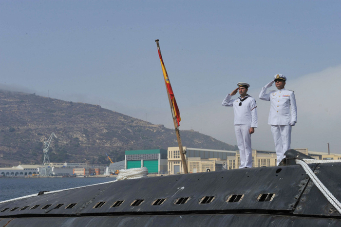 <span style='color:#780948'>ARCHIVED</span> - The last crew say farewell to the Siroco in Cartagena.