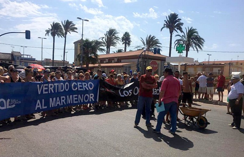 Protest in Los Urrutias over mud on the beach and lack of infrastructures