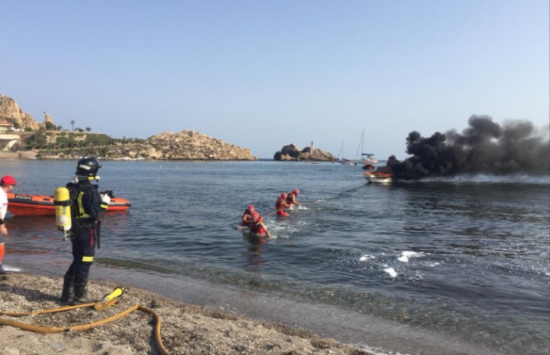 Two boats catch fire off the beaches of Águilas
