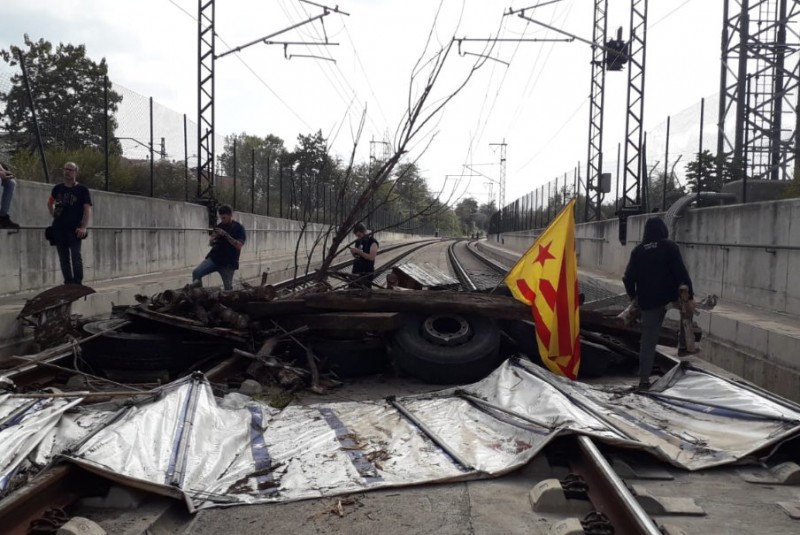 <span style='color:#780948'>ARCHIVED</span> - Severe disruption in Catalunya as separatist protesters target Barcelona airport