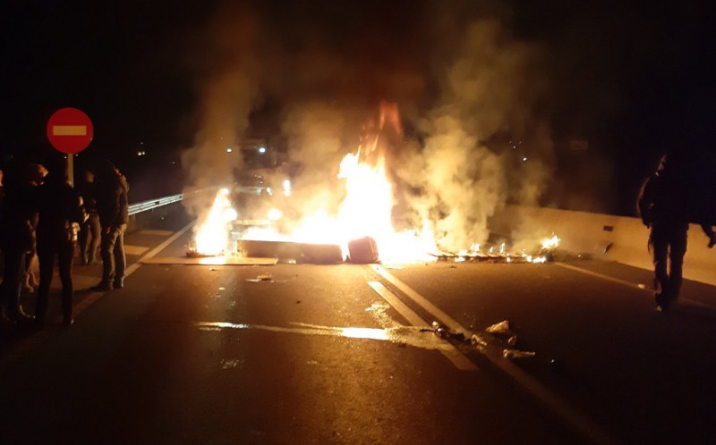 <span style='color:#780948'>ARCHIVED</span> - Motorists trapped overnight as Catalan separatist demonstrators block the AP-7 motorway again
