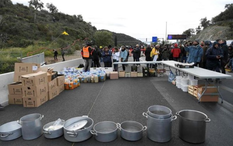 <span style='color:#780948'>ARCHIVED</span> - 3,000 Murcia lorries caught up in Catalan separatist motorway blockades