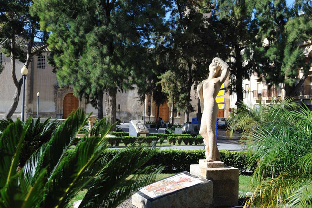 Orihuela, Parks, squares and an unusual lamp-post!