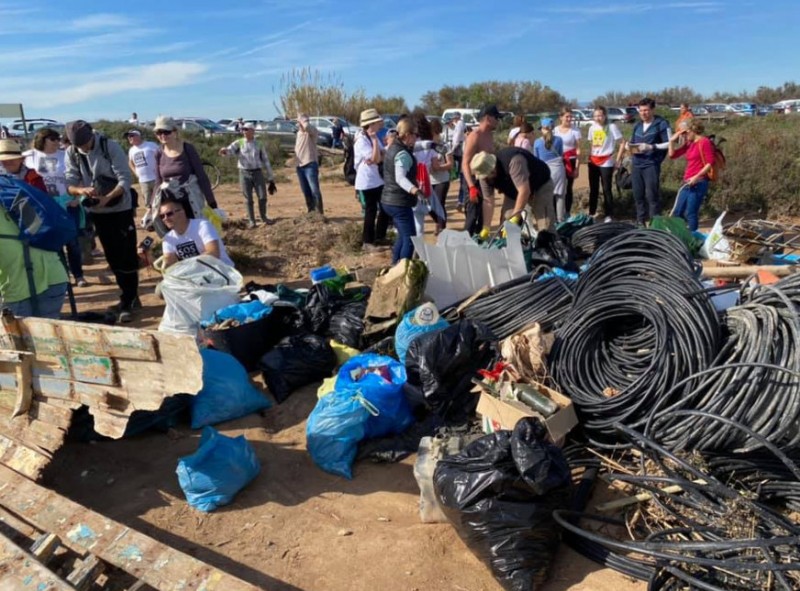 Volunteers collect over 2 tons of plastics and waste from the shore of the Mar Menor