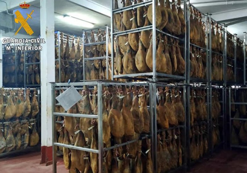 <span style='color:#780948'>ARCHIVED</span> - 13 investigated as the irregular sale of 25,000 cured hams is prevented