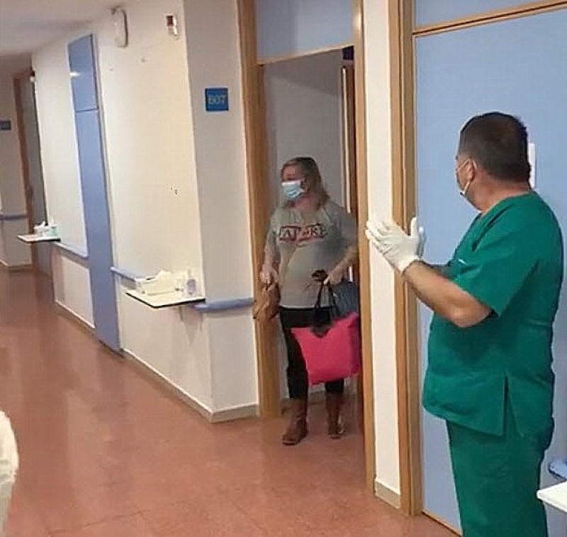 <span style='color:#780948'>ARCHIVED</span> - Staff applaud in Lorca as Totana nurse becomes first patient to recover in the hospital