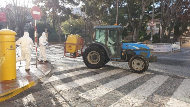 <span style='color:#780948'>ARCHIVED</span> - Forestry brigades join agriculturalists in Jumilla disinfecting the streets