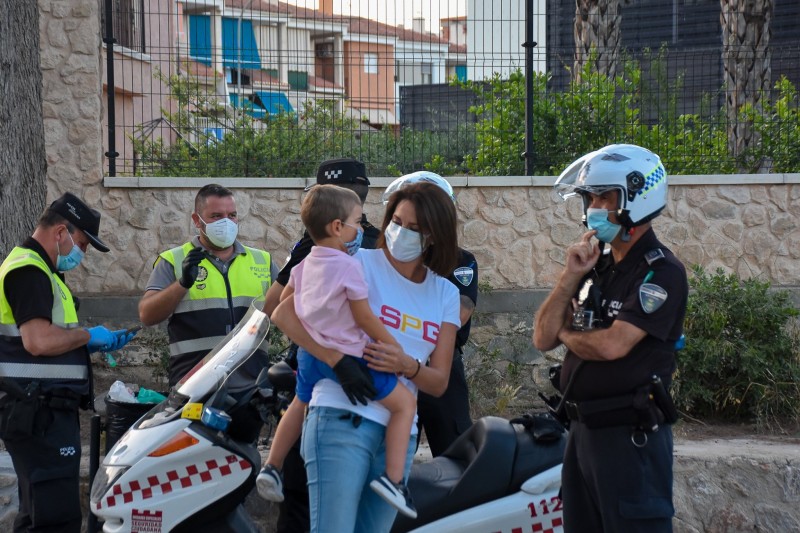 <span style='color:#780948'>ARCHIVED</span> - Archena joins major Spanish cities issuing fines for throwing gloves and masks on the floor