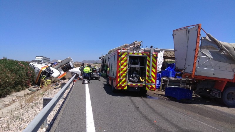 <span style='color:#780948'>ARCHIVED</span> - Accident involving three lorries closes off A-30 Cieza-Albacete