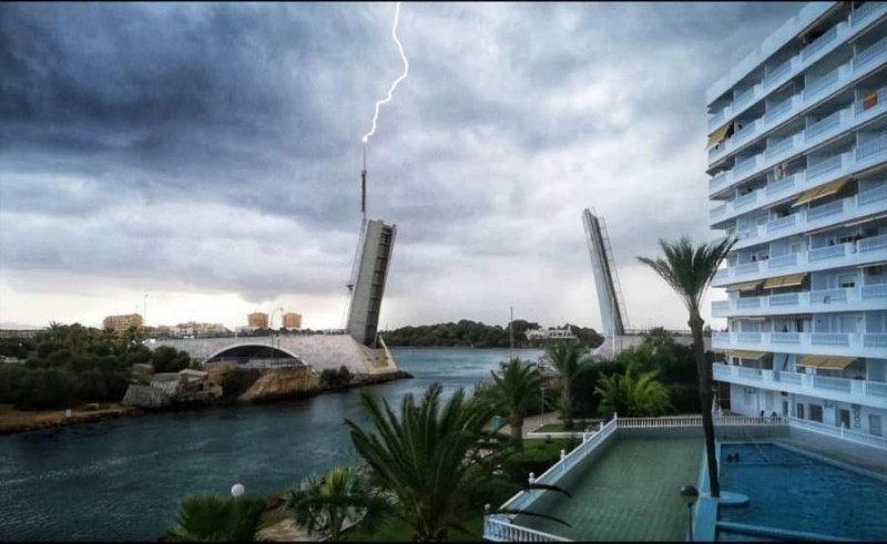 <span style='color:#780948'>ARCHIVED</span> - Puente del Estacio was hit by lightning during the storm on Saturday