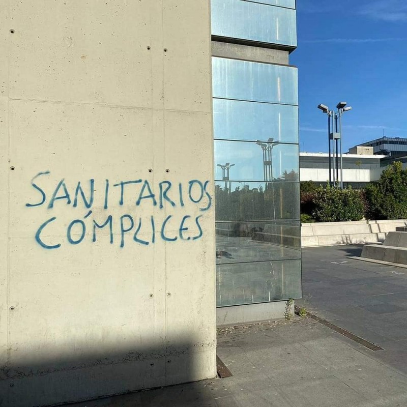 <span style='color:#780948'>ARCHIVED</span> - Medics shocked by aggressive graffiti on Madrid hospital attacking the medical profession