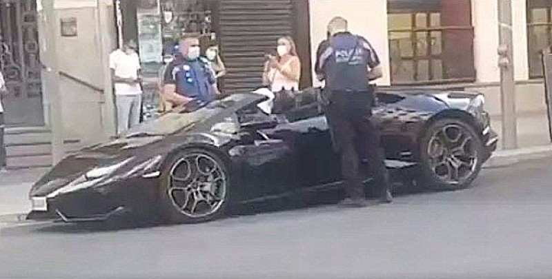 <span style='color:#780948'>ARCHIVED</span> - Batman caught driving Lamborghini without paperwork in central Madrid