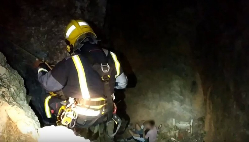 <span style='color:#780948'>ARCHIVED</span> - 18 year-old rescued in Malaga after falling into a 7-meter deep well taking a selfie