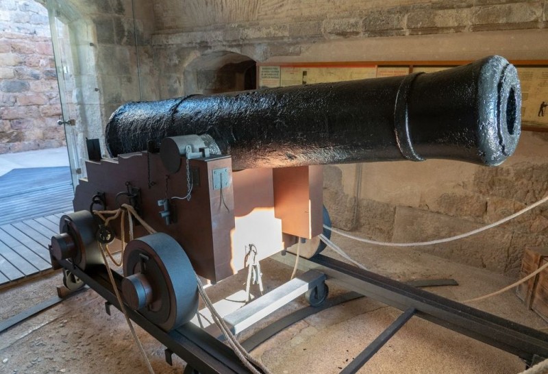 <span style='color:#780948'>ARCHIVED</span> - 19th-century cannon restored at the Fuerte de Navidad in Cartagena