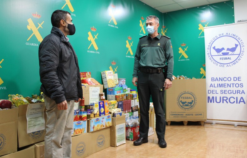 <span style='color:#780948'>ARCHIVED</span> - Guardia Civil families donate more than half a ton of food to the regional Food Bank