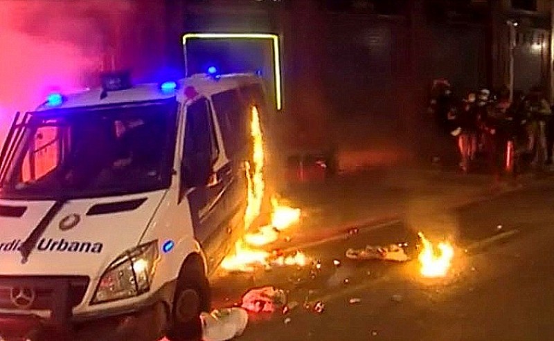 <span style='color:#780948'>ARCHIVED</span> - Violent weekend in Barcelona as protestors set fire to police van with officer inside